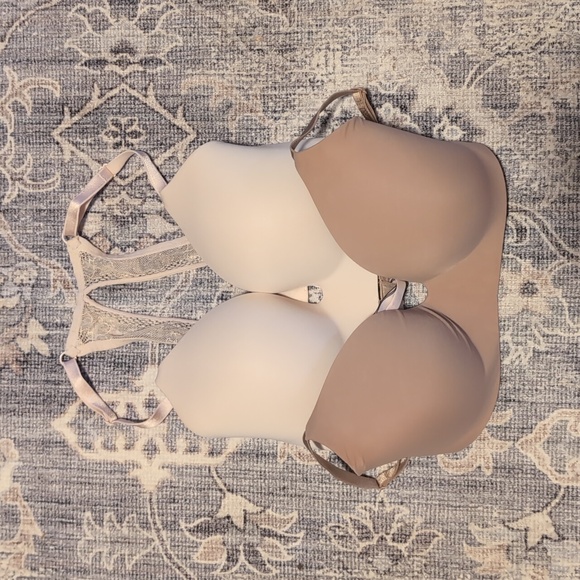 2 Victoria's Secret Wireless Bras - Picture 1 of 10